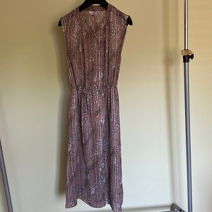 Vintage taupe nylon dress with blue flower. Original buttons. Perfect condition.